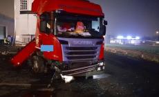 Due camion si scontrano in via Colorno, nessun ferito ma lunghe code. Tratto chiuso in A15