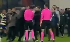 Presidente di un club tira un pugno all'arbitro: si ferma il campionato turco