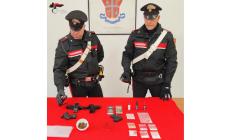 Si presenta a casa di una donna con della coca  a notte fonda e poi con un taser tenta di rapinarla. Arrestato 43enne