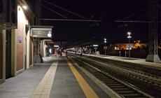 Attraversa i binari mentre sta arrivando il Frecciarossa, sfiorato l'investimento- Video