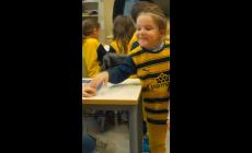 La consegna delle maglie gialloblù ai bambini delle elementari, una  vere festa - Video