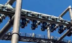 Bloccati a testa in giù sulle montagne russe a  Osaka - Video