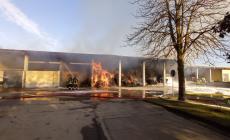 Grosso incendio in un'azienda agricola a Noceto,  balloni  in fumo, magazzino distrutto. Vigili del fuoco ancora al lavoro