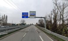 Auto fuori strada nella notte in tangenziale nord, due feriti