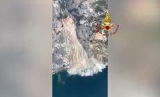 La montagna finisce nel lago di Garda: l'impressionante video della frana "in diretta" 