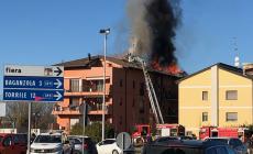 Strada Baganzola,  a fuoco il tetto di una palazzina di 3 piani, danni ingenti ma nessun ferito (VIDEO)