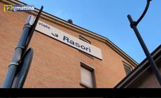 Via Rasori, donna aggredita in strada con calci e pugni al volto