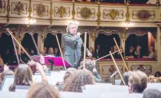 Ovazioni per Riccardo Muti a Busseto. Il direttore d'orchestra: «Chissà cosa penserebbe Verdi, di tutto quello che gli facciamo»