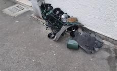 All'incrocio tra via Venezia e via Trento il semaforo &egrave;... a terra - Foto