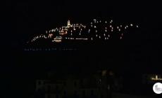 La magia dell'accensione del presepe luminoso di Manarola 2023 - Video
