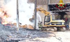 Incendio nella notte a Cozzano in un fienile: vigili del fuoco ancora al lavoro per spegnere le fiamme