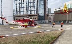Missione d'emergenza di Drago 147 per trasportare una bimba: i vigili del fuoco di Parma assistono i colleghi dell'elicottero nella tappa al Maggiore 
