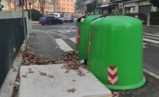 L'arrivo dei barbari in  strada Navetta e  via Po: rifiuti di ogni genere vicino alla campana del vetro, anche un materasso - Foto