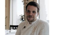 Licenziato uno chef stellato di un hotel di lusso a Biarritz: l'aiuto cuoco legato nudo a una sedia, con una mela in bocca e una carota nel fondoschiena. Che, però, nega tutto