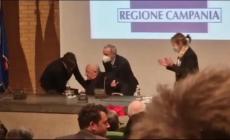 La caduta di Vincenzo De Luca: si alza per il brindisi, mentre uno degli addetti ai servizi gli sposta la sedia- Video