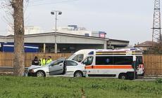Paura in via Mantova: auto si schianta contro un albero, un ferito