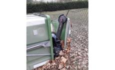 Singolare parcheggio di un monopattino elettrico in via San Bruno