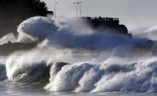 I temporali causano onde giganti (fino a 12 metri) in California: diverse persone ferite