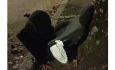 Quartiere Montanara, anche un sedile di un'auto abbandonato in strada - Foto
