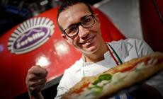 Gino Sorbillo lancia la pizza all'ananas e il web si scatena. Lui si difende: "Provatela, &egrave; buona"