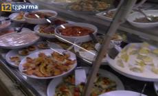 Tavole imbandite domani per il cenone,  super lavoro per le gastronomie  - Video 