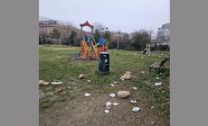 Per l’ennesima volta vandali nell’area bimbi di via Leporati, rifiuti ovunque: dov’è finita la polizia municipale? - Foto