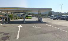 Il piccolo Edoardo non aspetta il nuovo anno e nasce nel parcheggio dell'autogrill a Sestri Levante