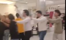 Volo rinviato, i passeggeri festeggiano il Capodanno in aeroporto a Bari: a mezzanotte parte il trenino musicale