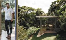 Matteo Arnone e la sua casa-biblioteca avvolta dal bosco 