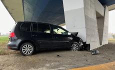 Via Traversetolo, schianto in tangenziale: dalla rotatoria contro il pilone del viadotto - Foto