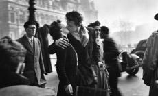 È morta Francoise Bornet, la donna del 'Bacio' di Doisneau