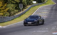 Porsche, record al Nurburgring con un'elettrica: primato frantumato di 26"