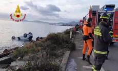 L'auto si ribalta e finisce in mare, muore un ragazzo a Cagliari. Un’altra vittima e 4 feriti sulla A7 
