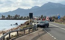 Auto si ribalta e finisce in mare, un morto nel Cagliaritano
