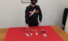 All'arrivo dei carabinieri finge di sistemare la macchina: sequestrati 14 grammi di shaboo, arrestato un 50enne 
