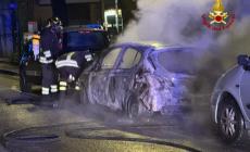 Rogo nella notte a Fidenza, a fuoco un'auto  in viale Primo Maggio, oltre due ore d' intervento per i vigili del fuoco - Foto
