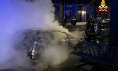 Tangenziale Nord, auto a Gpl in fiamme tra via Mantova e via Emilia: vigili del fuoco in azione