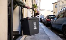 Dal funerale del cassonetto all'addio ai sacchetti: sono arrivati i bidoncini in centro storico
 