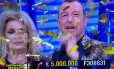 Il primo premio della Lotteria Italia (da 5 milioni di euro) è stato venduto a Milano, e la Lombardia fa il pieno con altri due premi,   Un premio da 100mila euro è stato venduto a Polesine Zibello. Tutti i biglietti vincenti