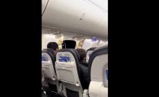 Si  stacca il portellone su un Boeing dell'Alaska Airlines, atterraggio d'emergenza. Un passeggero: "Il risucchio ha sfilato la  camicia a  un ragazzo" - Video