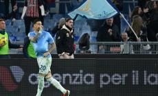 La Lazio batte la Roma (1-0) e va in seminfinale. Finale rovente in campo, tensione fuori dallo stadio. C'&egrave; il derby: il senato chiude prima. Bove: "Colpito da una bottiglietta"