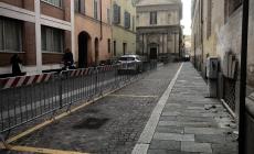 Calcinacci caduti in via Collegio dei Nobili: area transennata 