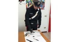 Nella cameretta del 19enne due pugnali da lancio ed una pistola lanciarazzi: era stato fermato perché aveva lanciato  un pezzo di hashish in un campo.  Denunciato 