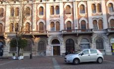 Quattro ladri in azione all'Unicredit di Fidenza in piazza Garibaldi, dipendenti legati e chiusi in bagno per un'ora. Caccia all'uomo in provincia