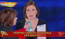 Bianca Berlinguer nel fuorionda di Striscia: "Questi pezzi fanno schifo" - Video