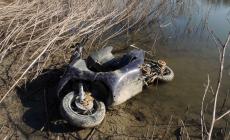 Mistero sullo scooter abbandonato in una lanca del Po a Zibello