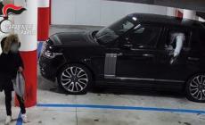 Lei faceva il palo, lui spaccava e rubava dentro le macchine: denunciati i due ladri dell'auto della coppia dei turisti