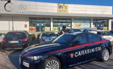 Ruba in un supermercato, minaccia la cassiera e fugge: preso dai carabinieri e arrestato