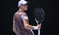 Australian Open, partono bene Sinner e Arnaldi. Djokovic vince ma fatica