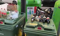 Bidoni del vetro stracolmi in via Spezia - Le foto